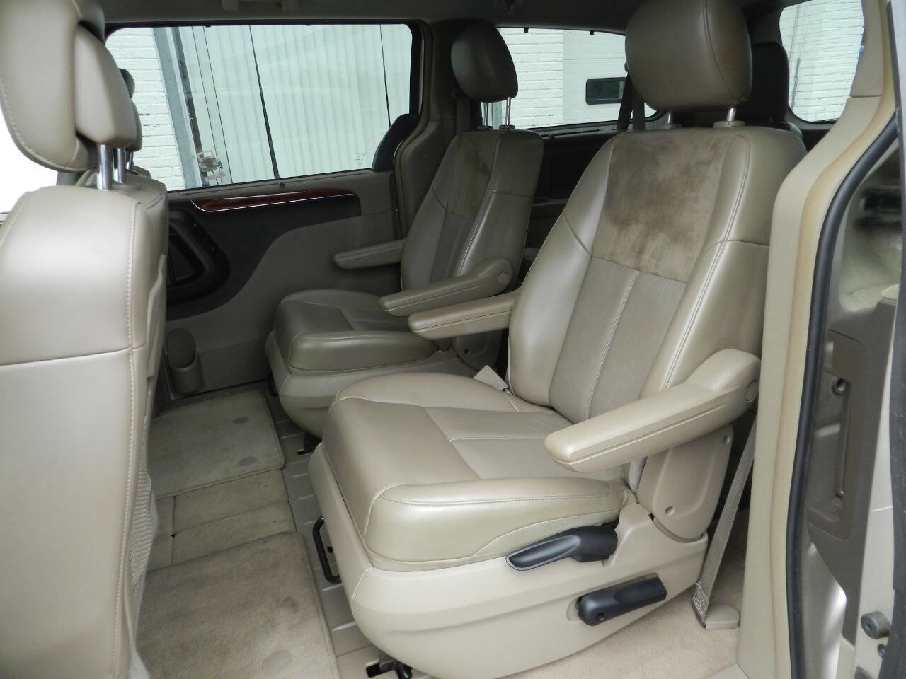 Used 2014 Chrysler Town & Country Limited w/ Luxury Group image 10