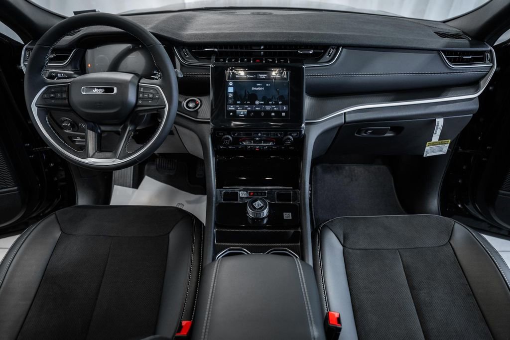 New 2025 Jeep Grand Cherokee Altitude image 19