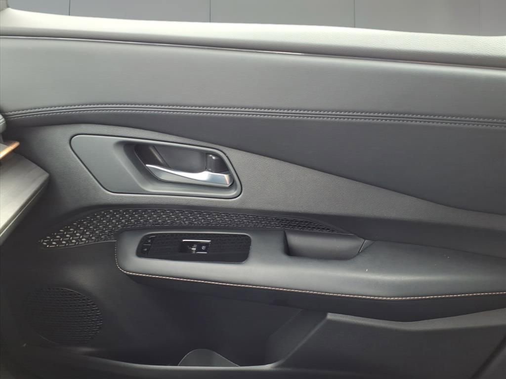 Used 2025 Nissan Ariya FWD image 25