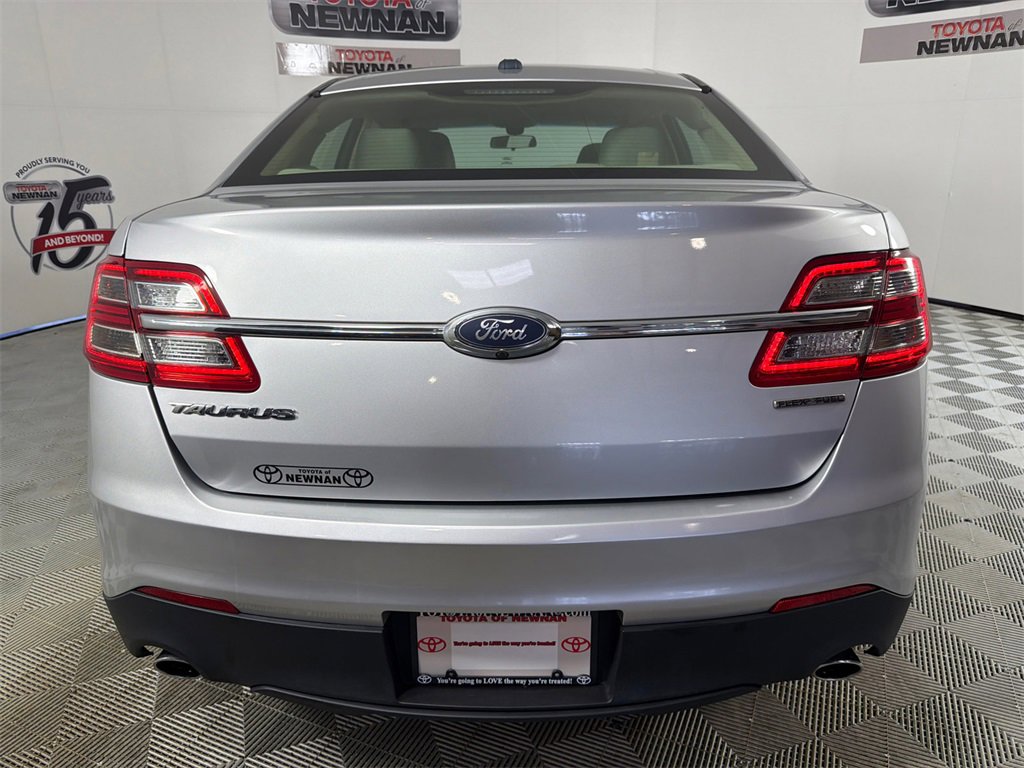Used 2017 Ford Taurus SE image 4