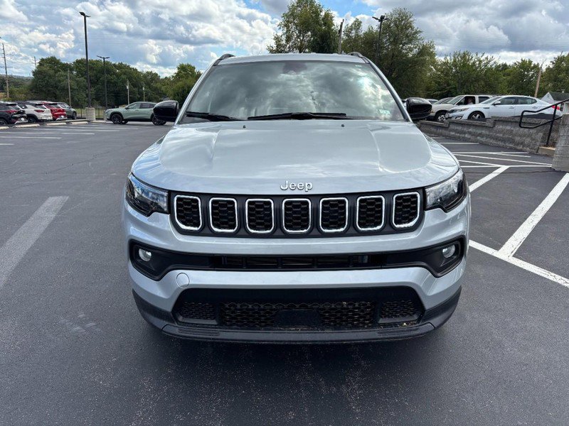 Used 2024 Jeep Compass Latitude image 9