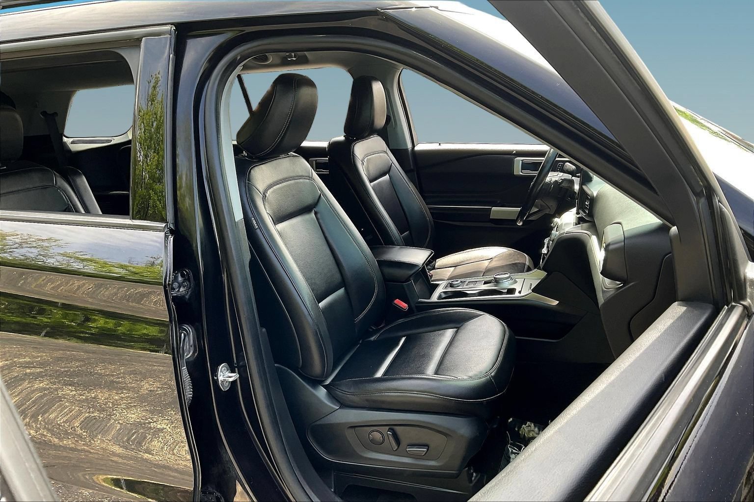 Used 2020 Ford Explorer XLT w/ Equipment Group 202A AWD/4WD image 27