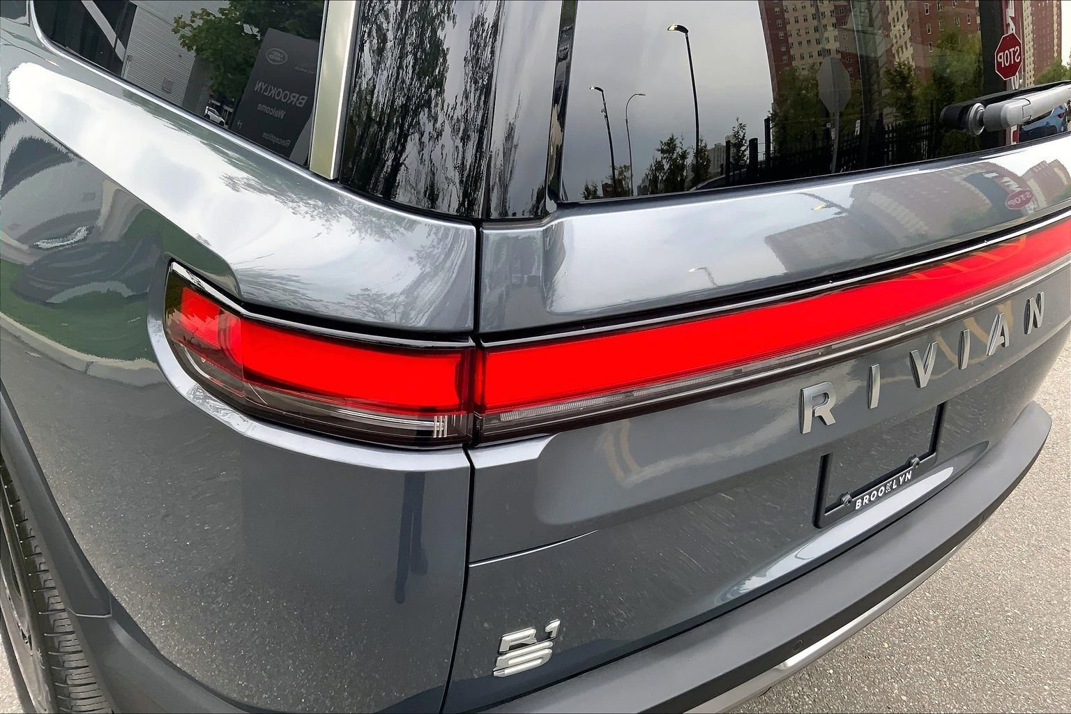 Used 2025 Rivian R1S Adventure AWD/4WD image 28