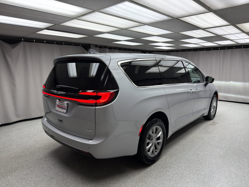 New 2026 Chrysler Pacifica Select image 3