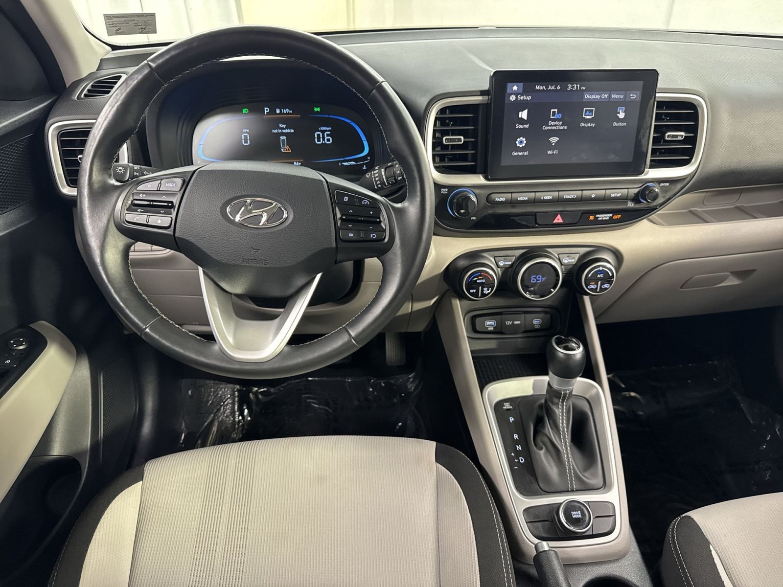 Used 2025 Hyundai Venue SEL FWD image 35