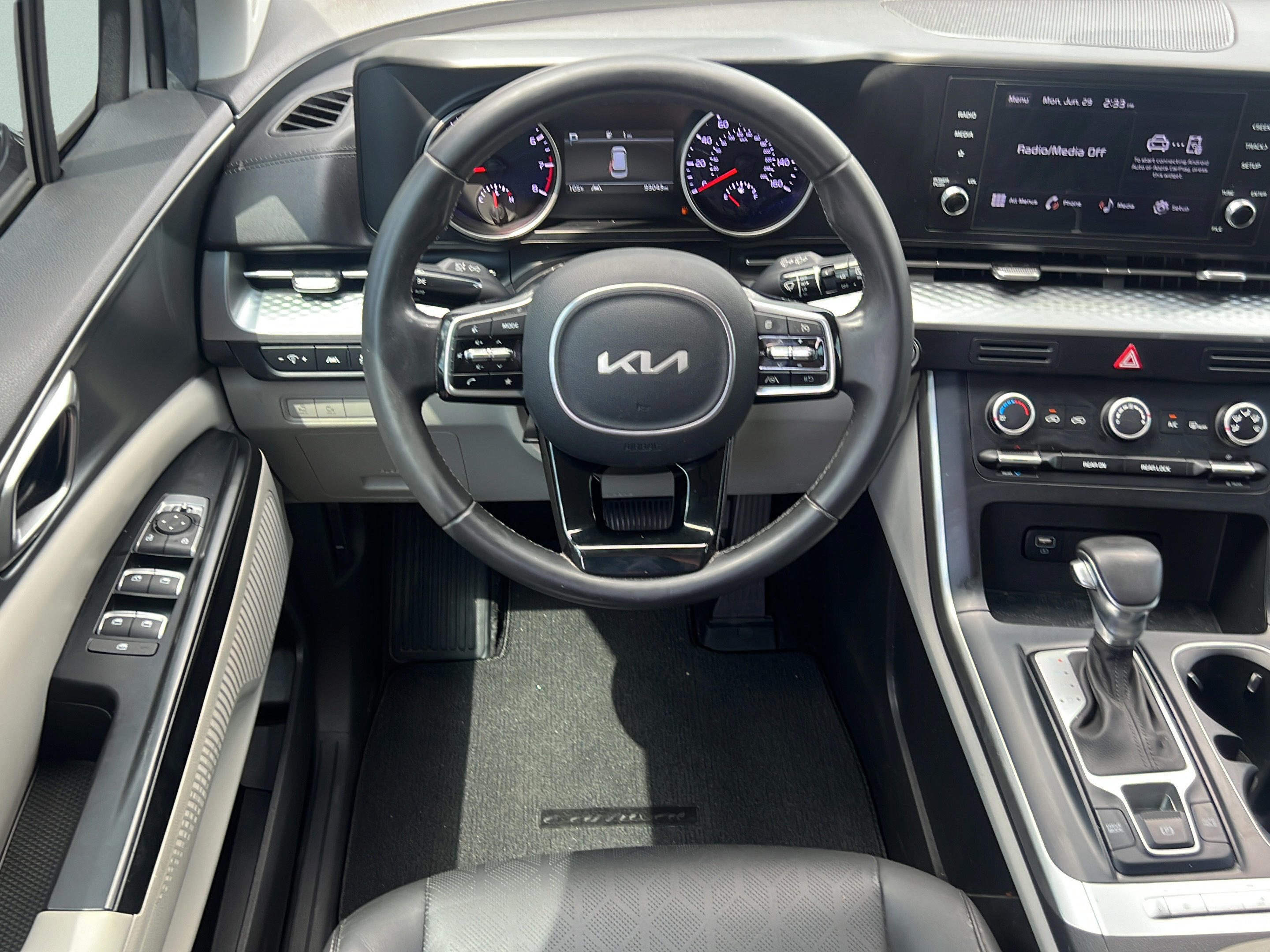 Used 2023 Kia Carnival LX FWD image 12