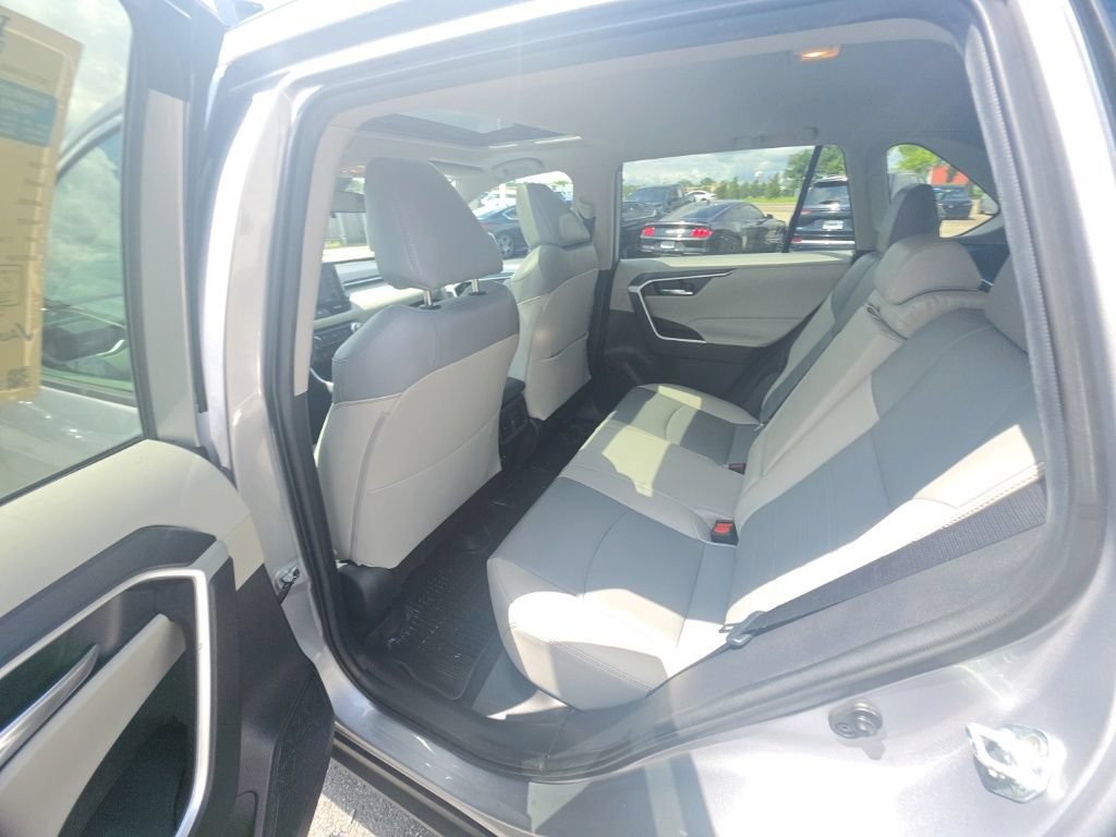 Used 2021 Toyota RAV4 XLE Premium AWD/4WD image 28