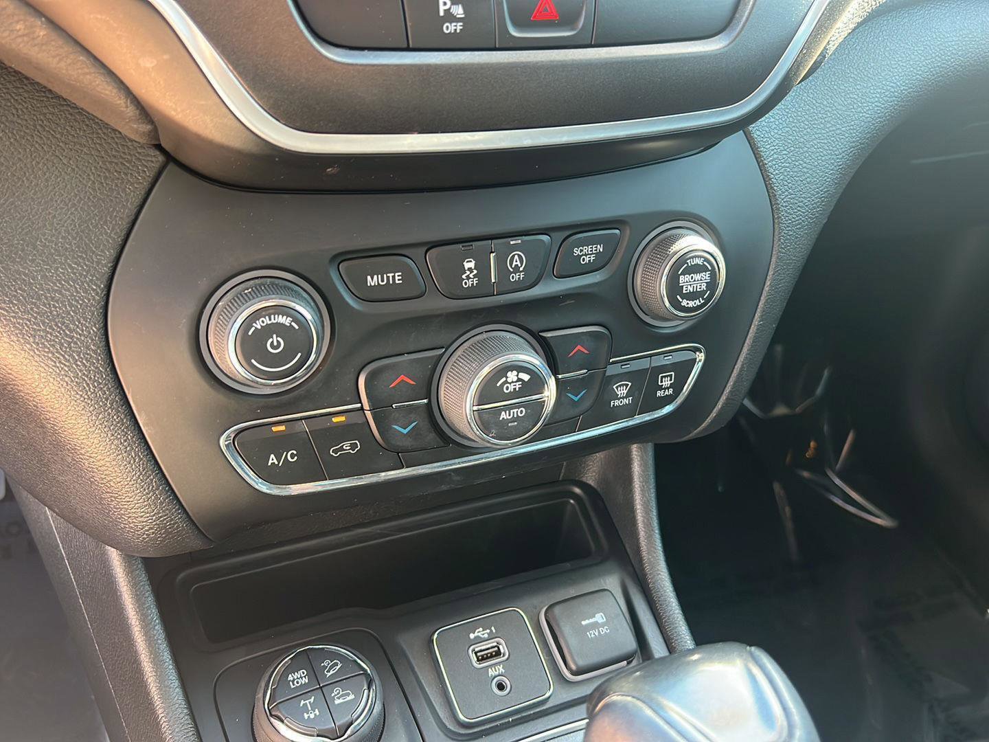 Used 2020 Jeep Cherokee Trailhawk AWD/4WD image 27