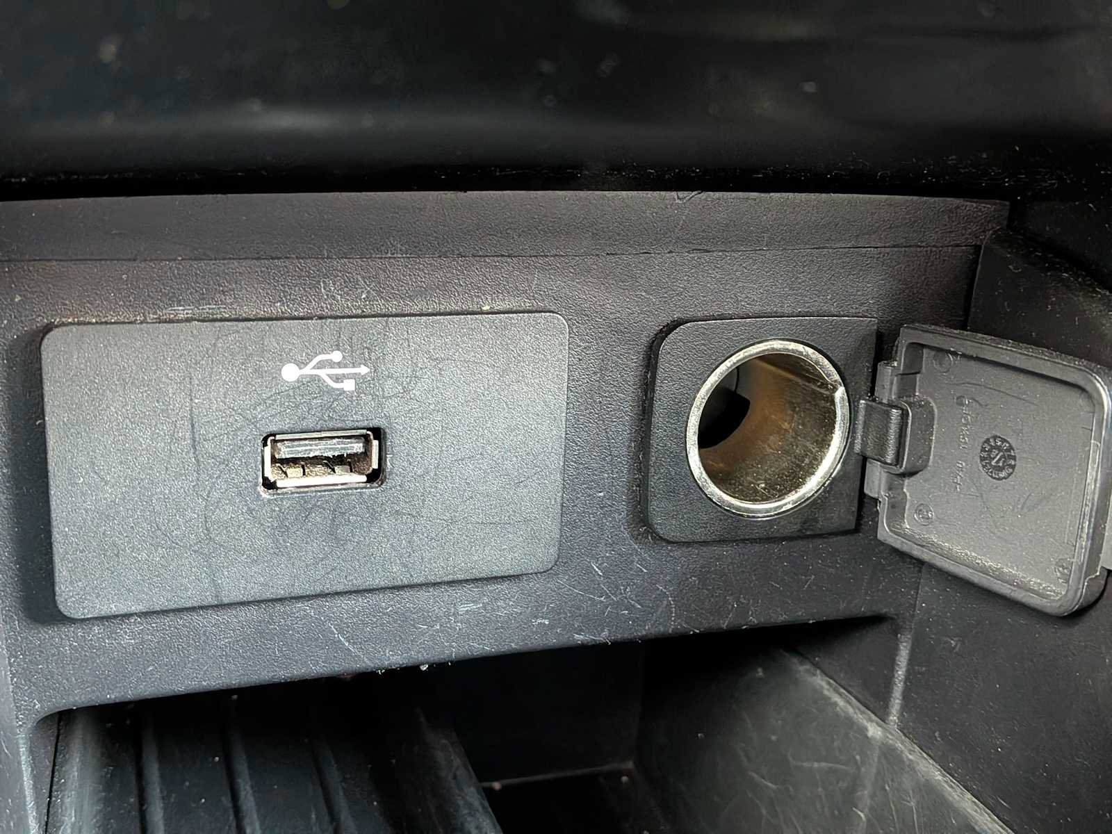 Used 2019 Ford Explorer XLT image 30