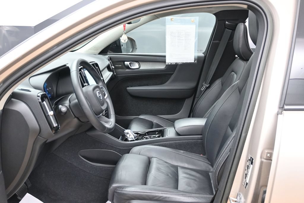 Used 2023 Volvo XC40 B4 Plus w/ Protection Package FWD image 9