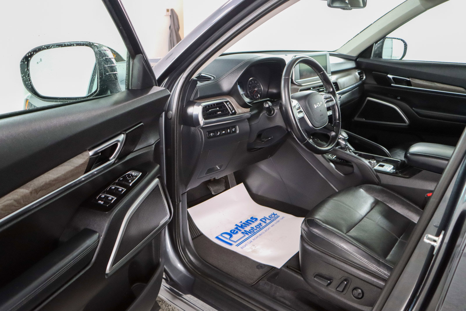 Used 2022 Kia Telluride EX w/ EX Premium Package image 3