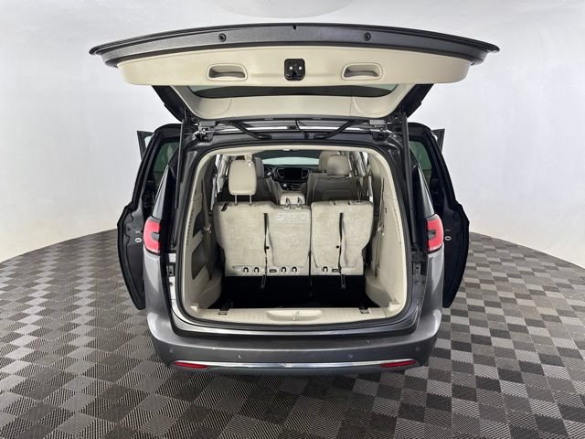 Used 2021 Chrysler Pacifica Touring-L FWD image 17