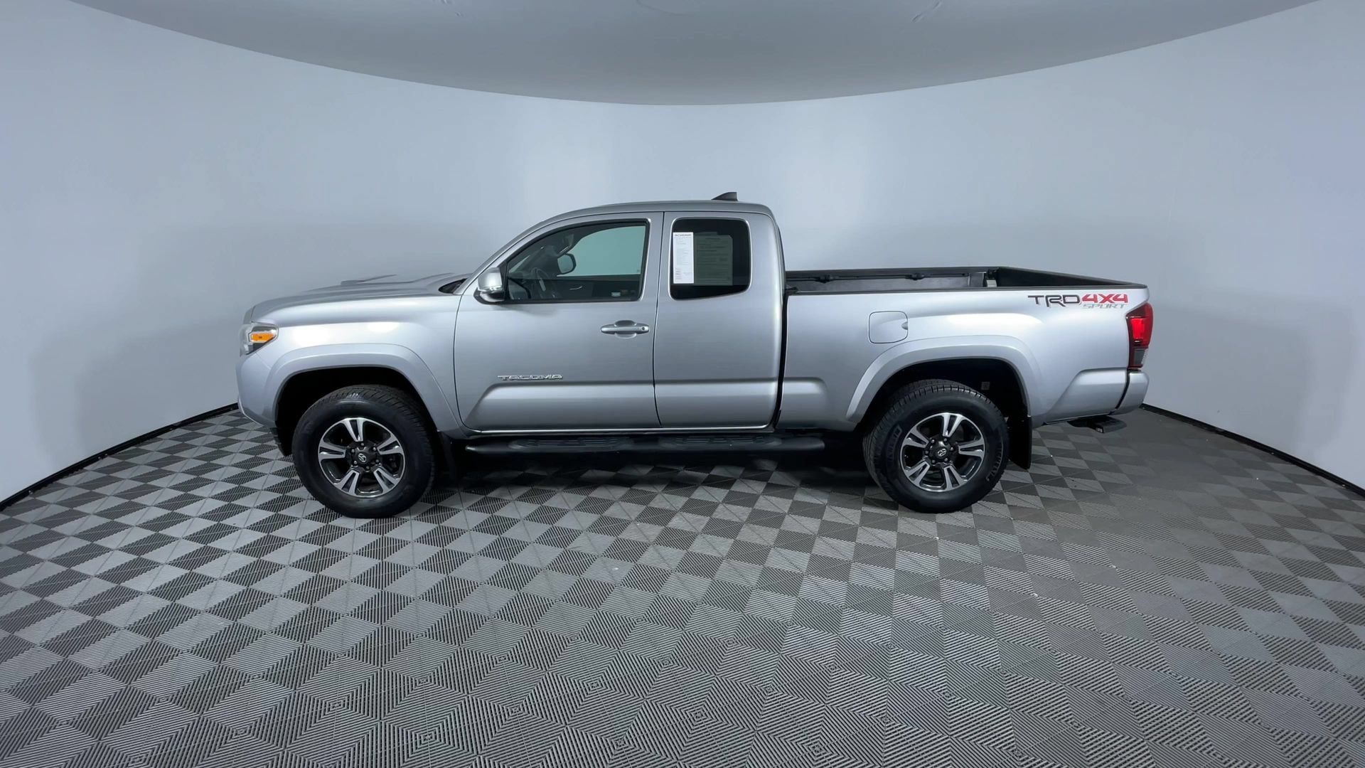 Used 2018 Toyota Tacoma TRD Sport AWD/4WD image 5