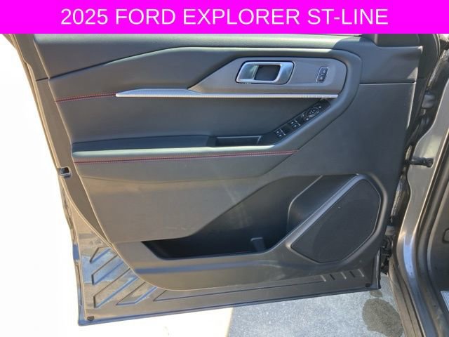 Used 2025 Ford Explorer ST-Line w/ ST-Line Street Pack AWD/4WD image 25