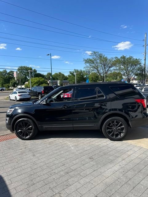 Used 2017 Ford Explorer XLT w/ XLT Technology Feature Bundle AWD/4WD image 13