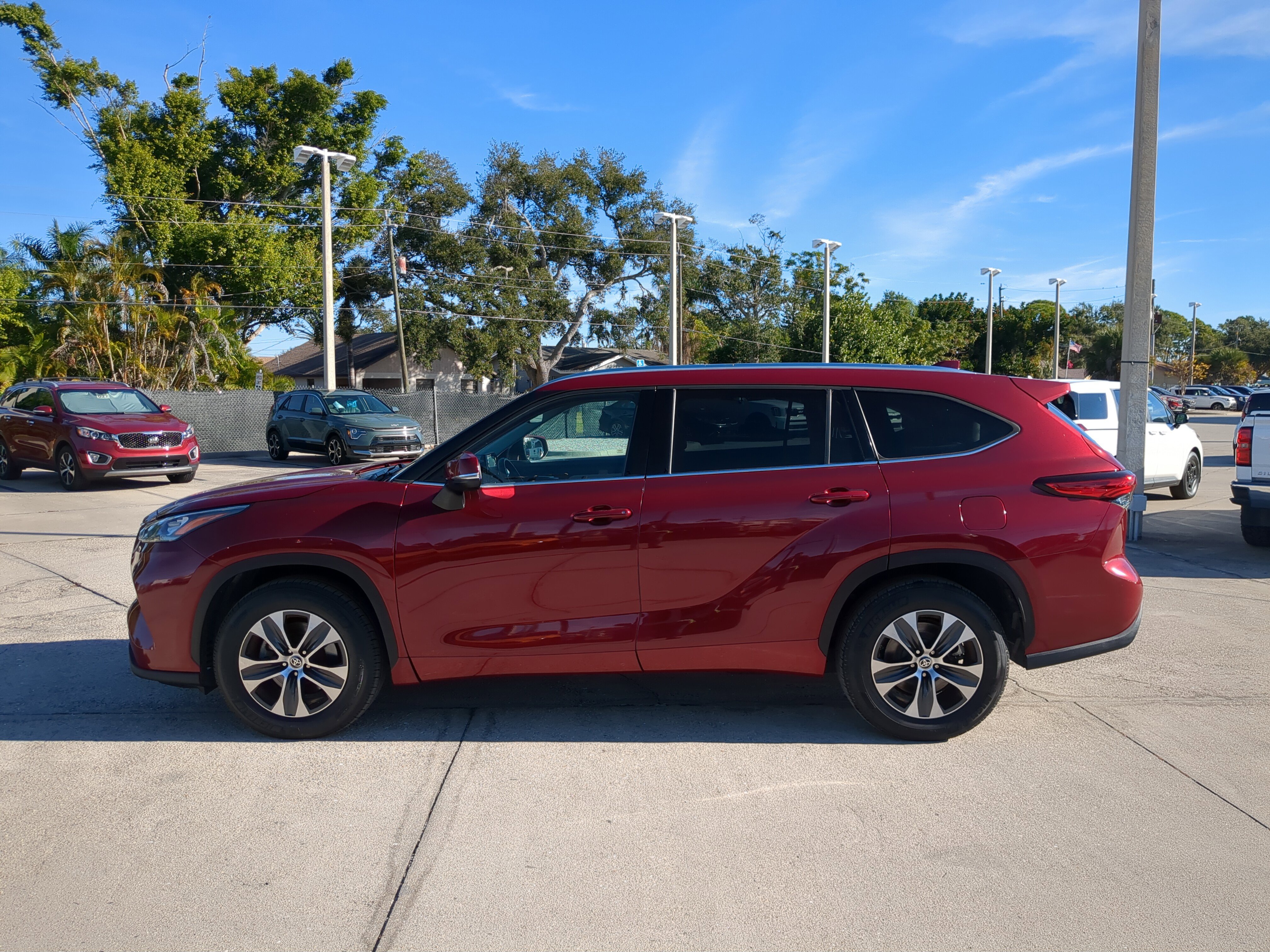 Used 2020 Toyota Highlander XLE image 7