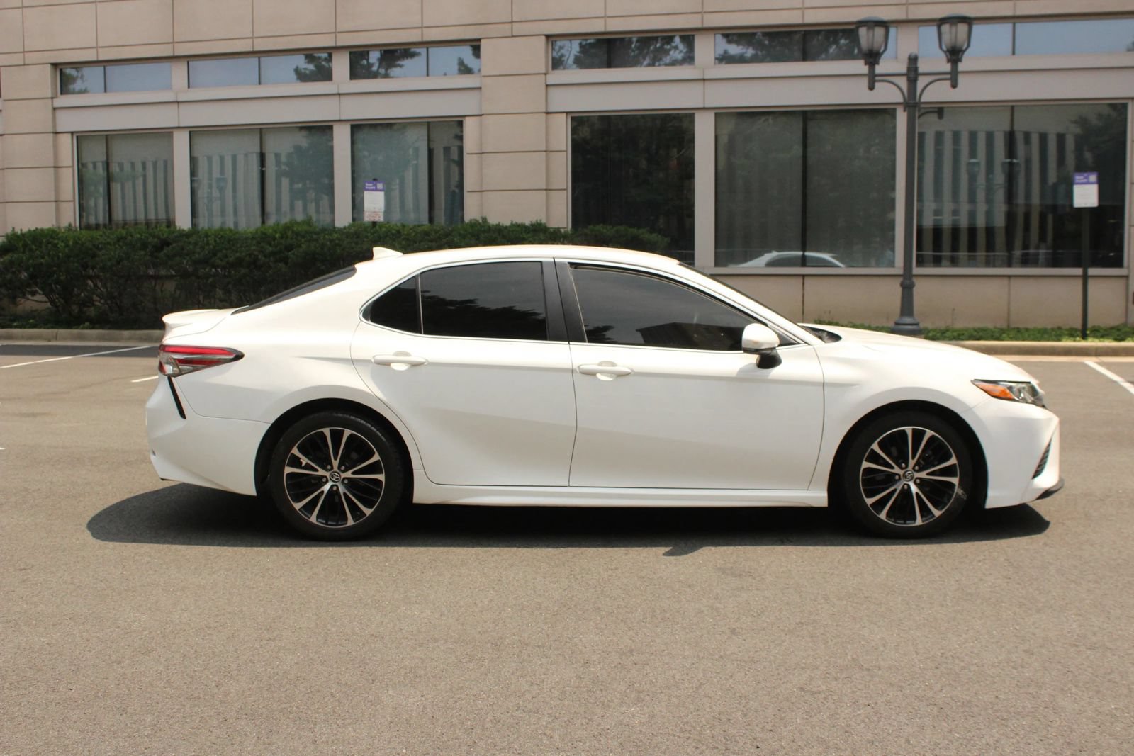 Used 2019 Toyota Camry SE FWD image 5