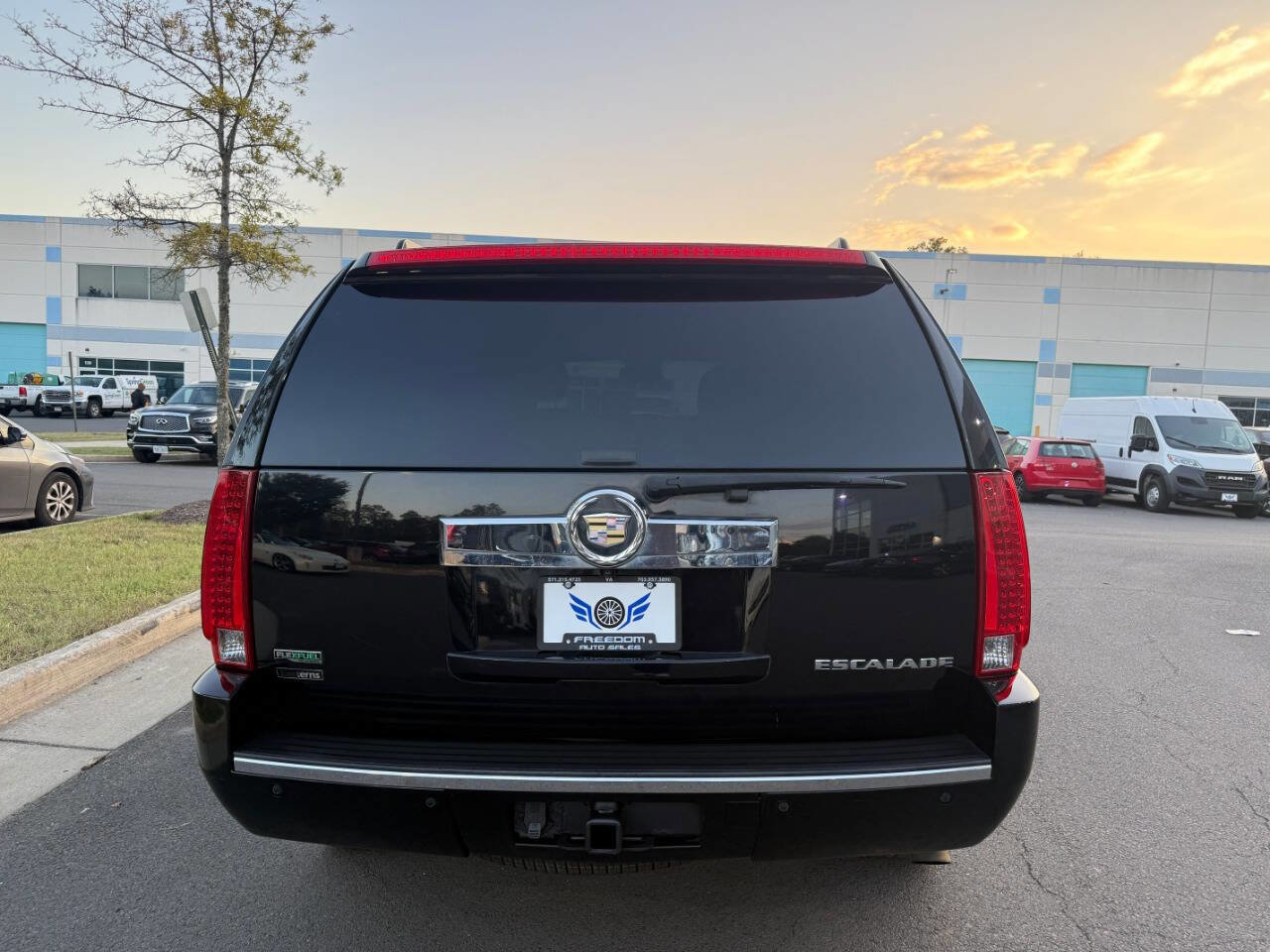 Used 2012 Cadillac Escalade Luxury image 9