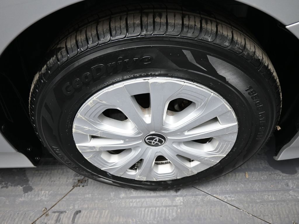 Certified 2022 Toyota Prius LE image 13