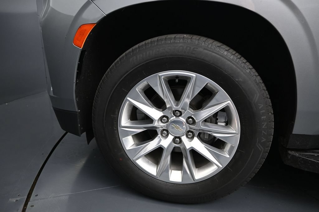 Used 2023 Chevrolet Suburban Premier AWD/4WD image 18
