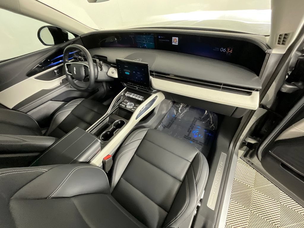 Used 2025 Lincoln Nautilus Premier AWD/4WD image 19