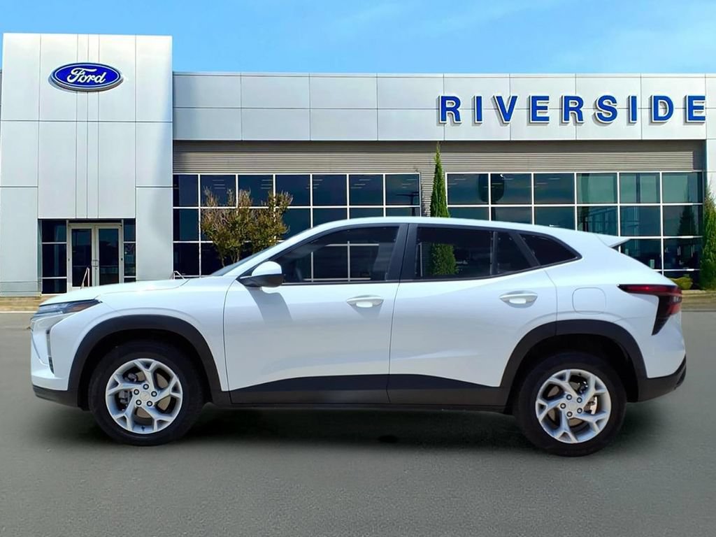 Used 2025 Chevrolet Trax LS w/ LS Convenience Package FWD image 4
