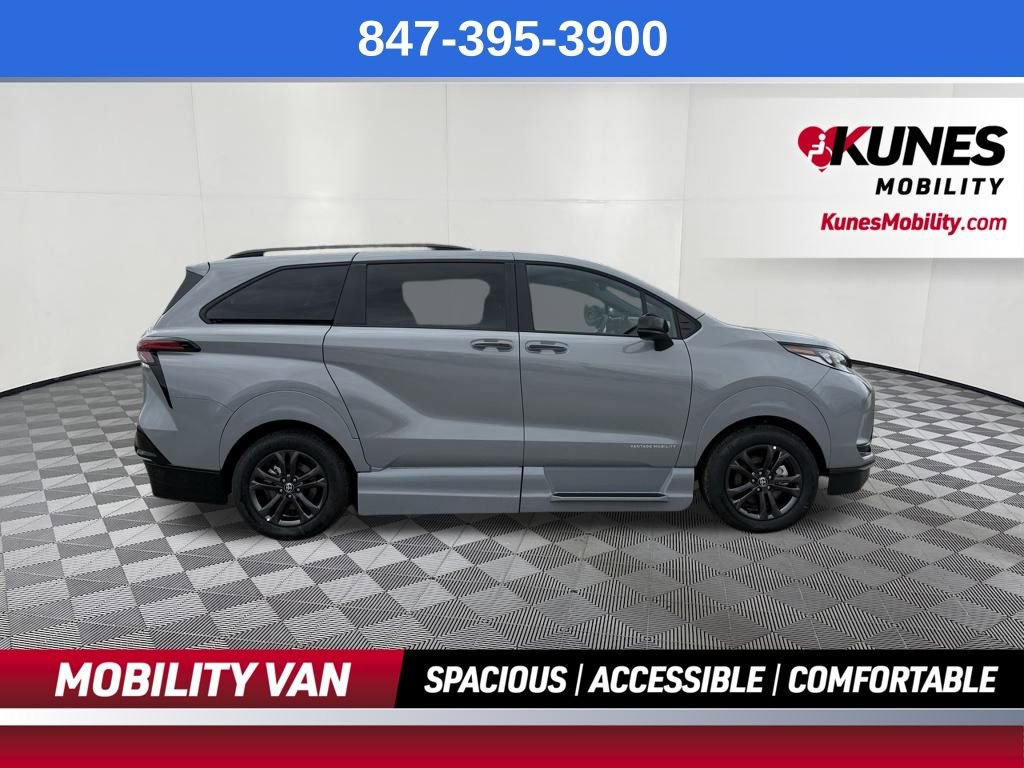 Used 2025 Toyota Sienna XSE w/ XSE Plus Package AWD/4WD image 8