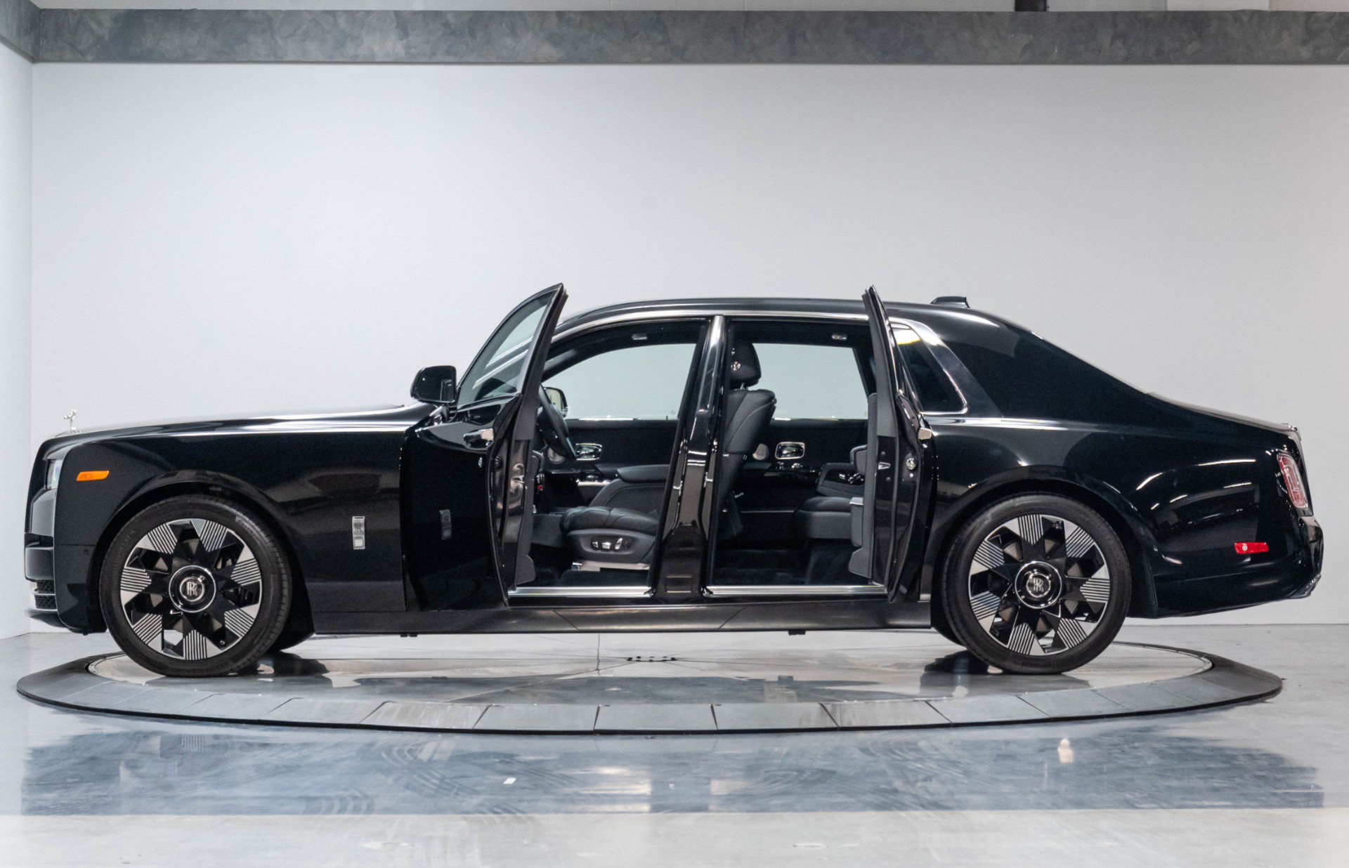 Used 2024 Rolls-Royce Phantom Sedan w/ The Phantom Package RWD image 18