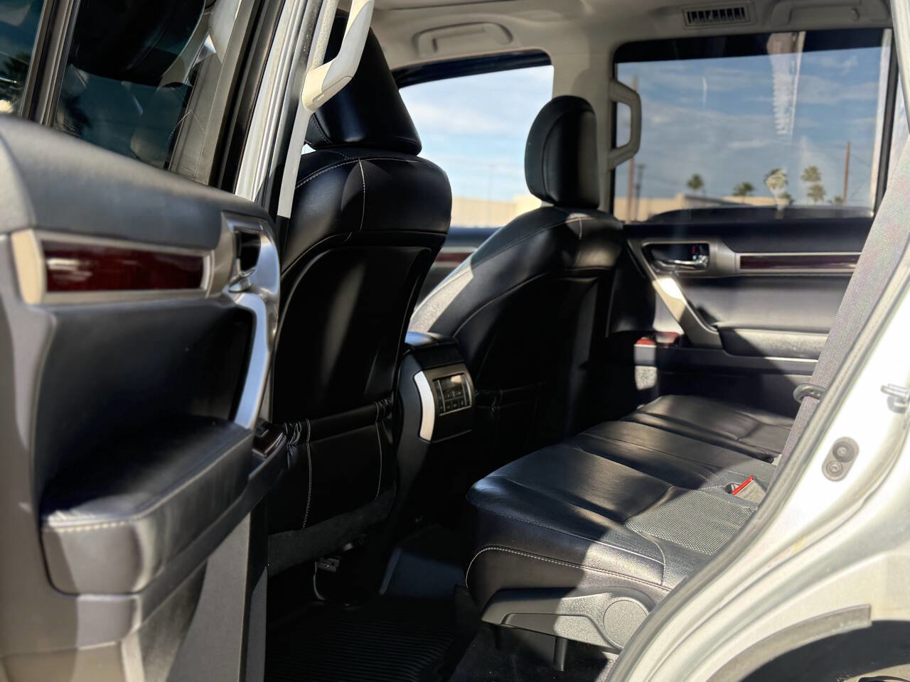 Used 2017 Lexus GX 460 Premium w/ Premium Package image 16