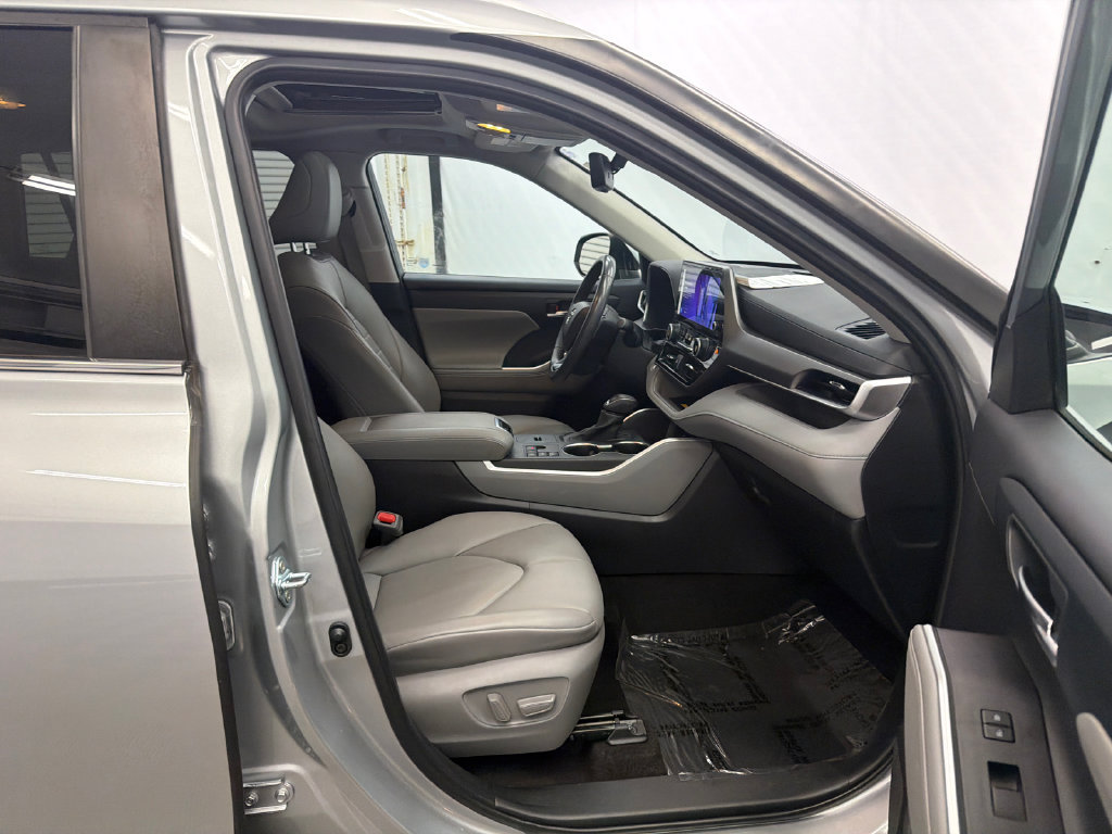 Used 2024 Toyota Highlander XLE FWD image 14