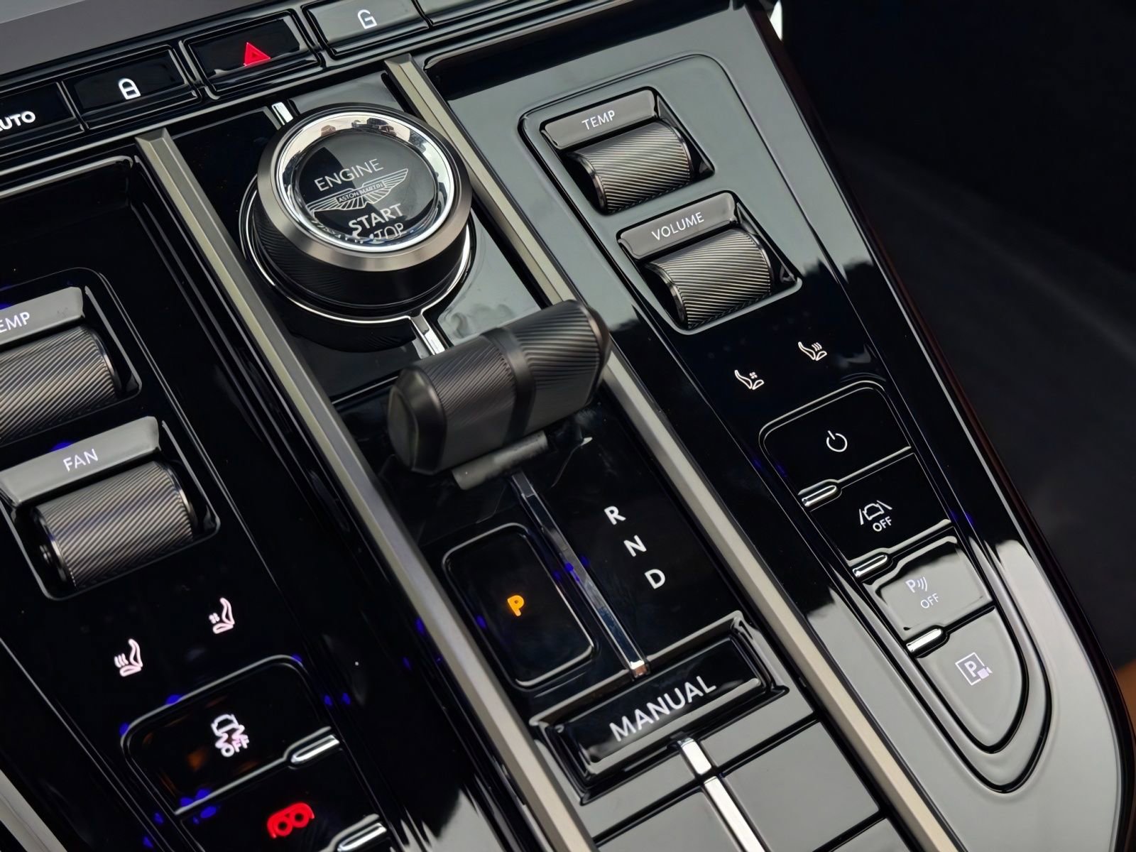 New 2026 Aston Martin V8 Vantage Convertible RWD image 25