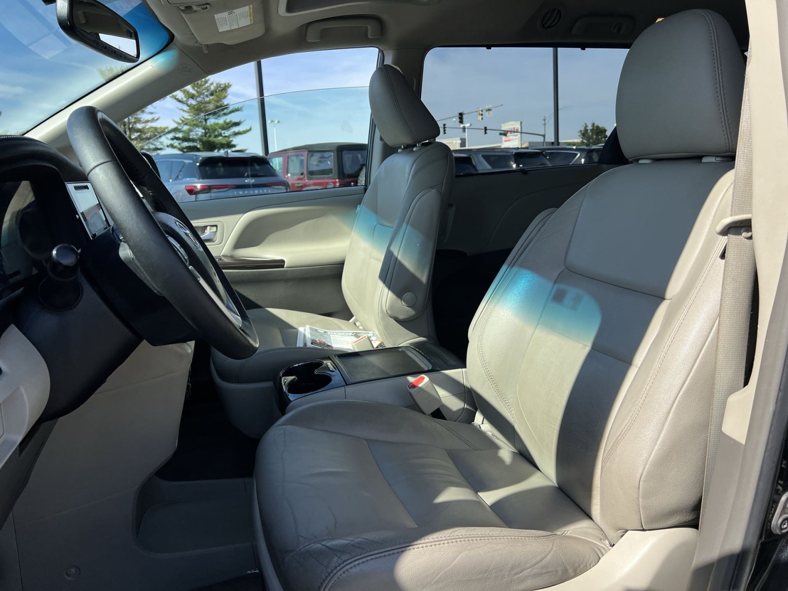 Used 2017 Toyota Sienna XLE w/ XLE Navigation Package FWD image 13