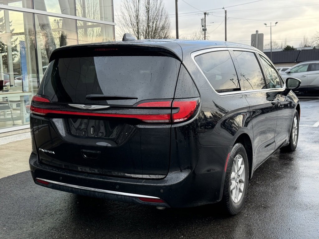 Used 2024 Chrysler Pacifica Touring-L image 7