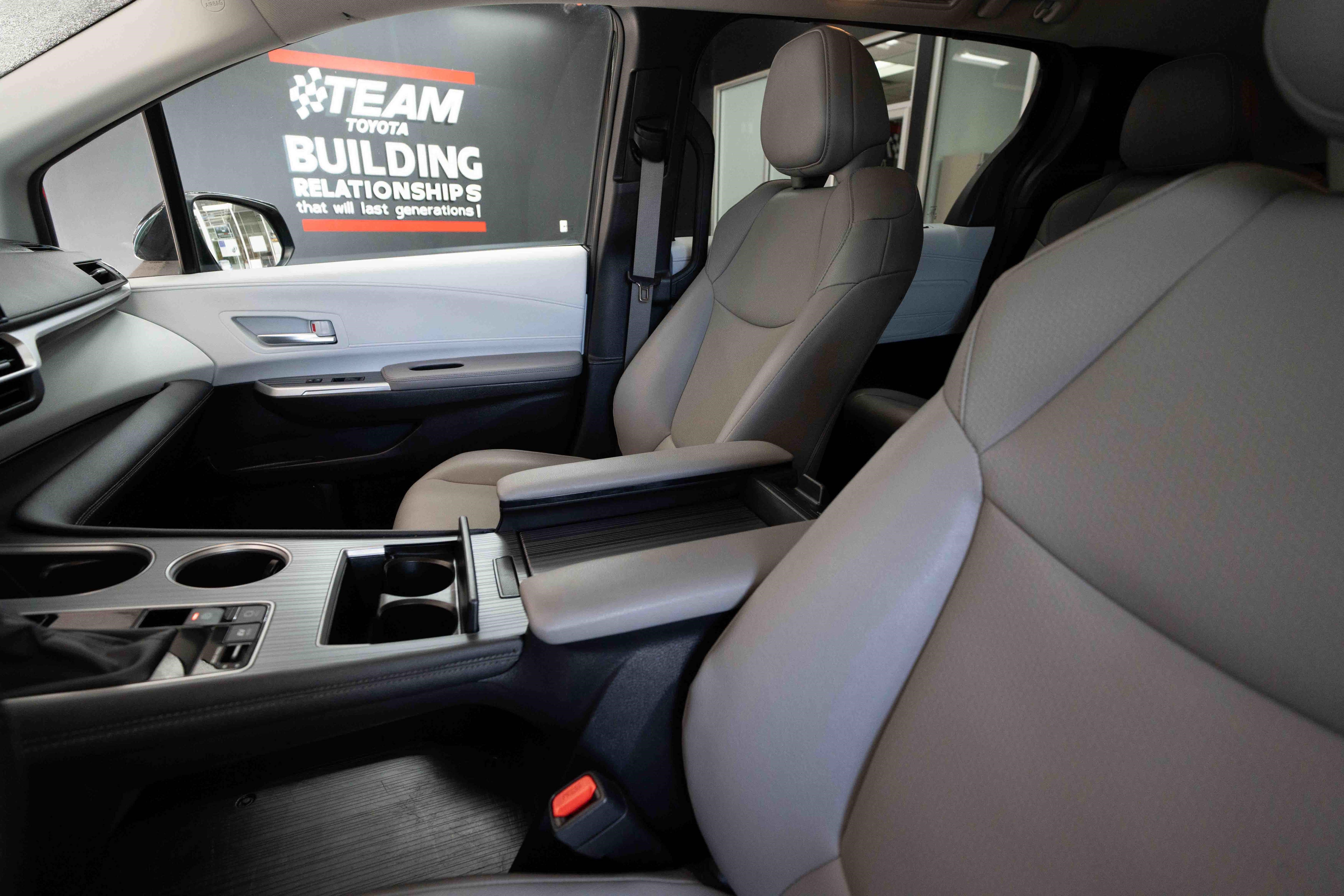Used 2025 Toyota Sienna XLE FWD image 10