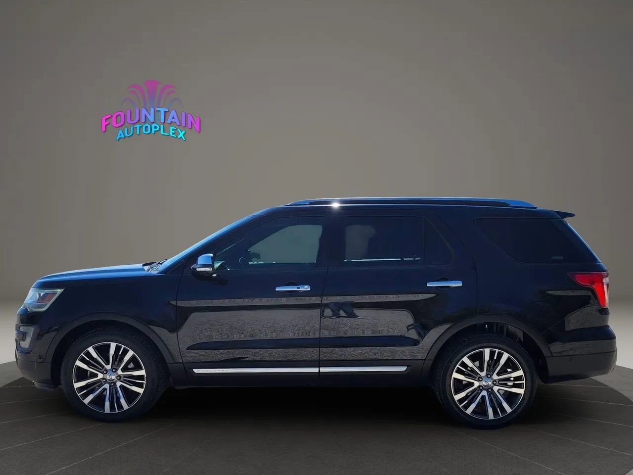 Used 2017 Ford Explorer Platinum image 2