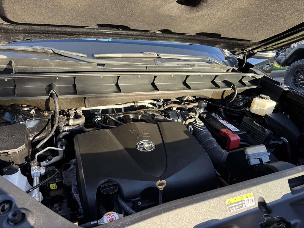 Used 2021 Toyota Highlander XLE AWD/4WD image 13