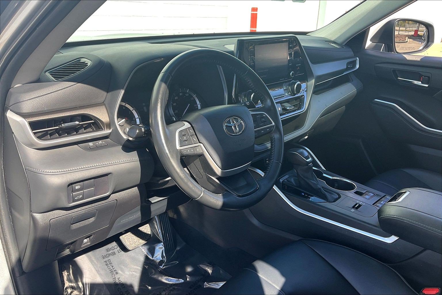 Used 2022 Toyota Highlander XLE FWD image 14