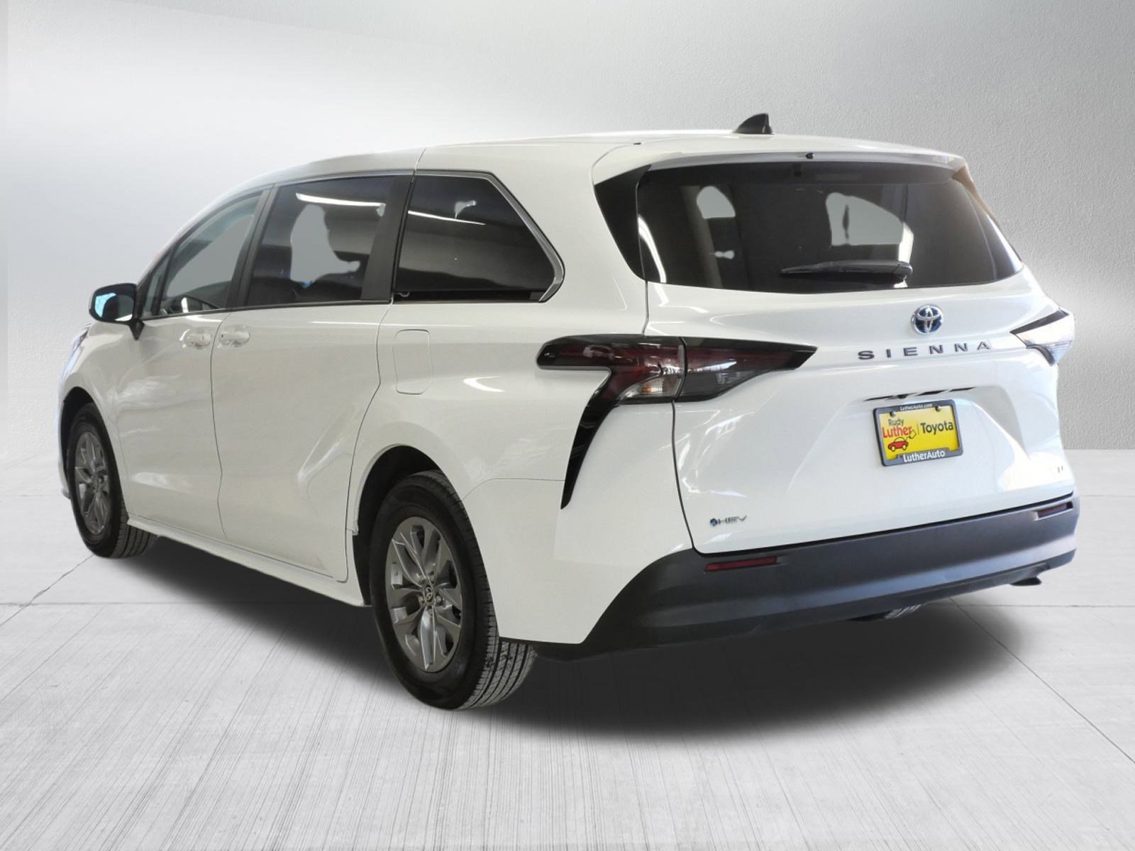 Certified 2025 Toyota Sienna LE image 6