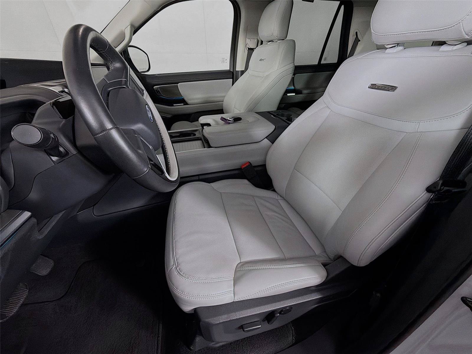 Used 2025 Ford Expedition Platinum AWD/4WD image 2