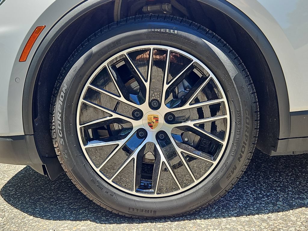 Certified 2025 Porsche Macan 4 Electric AWD/4WD image 11