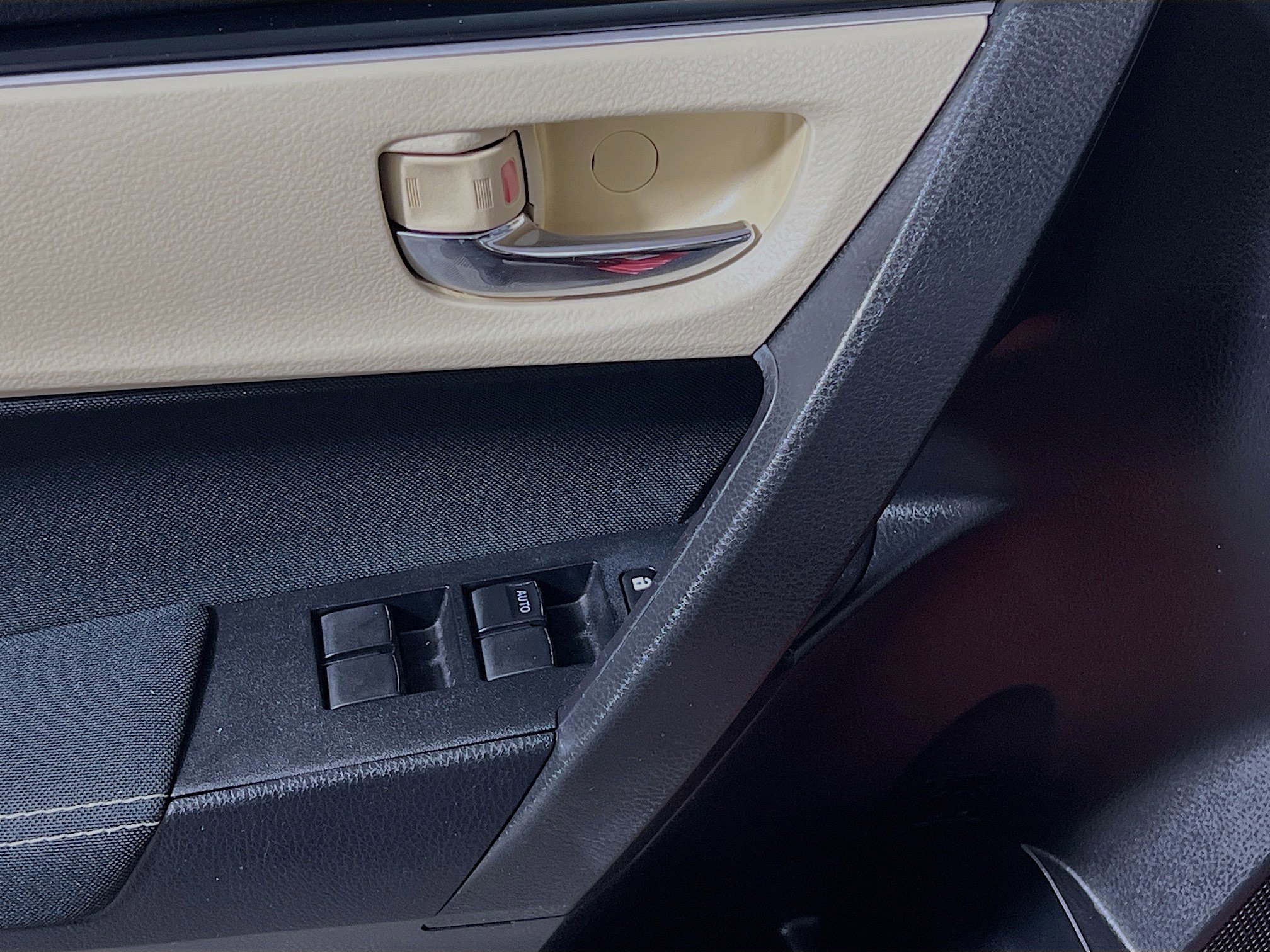 Used 2018 Toyota Corolla LE image 16