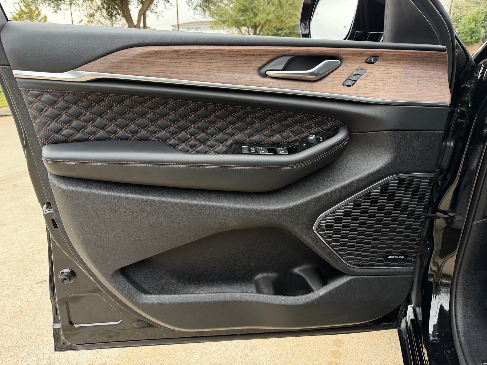 Used 2022 Jeep Grand Cherokee L Summit w/ Luxury Tech Group V image 24