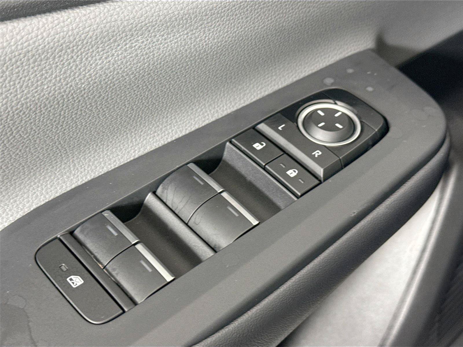 Certified 2025 Toyota Prius XLE FWD image 28