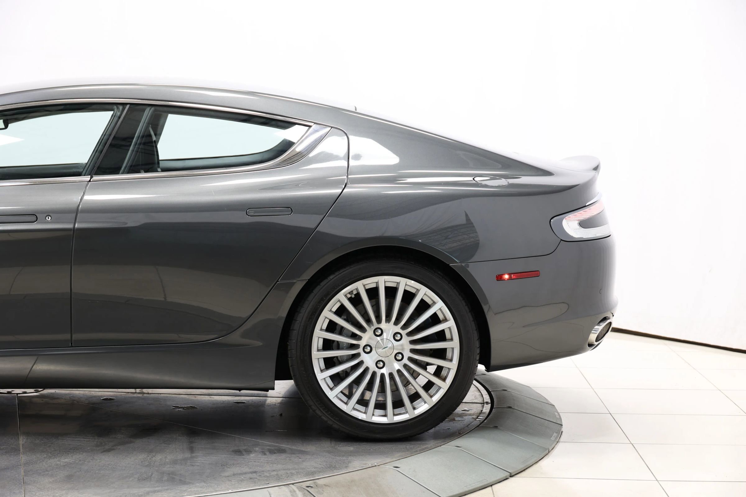 Used 2015 Aston Martin Rapide S image 8