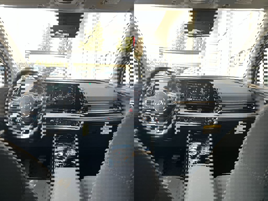 New 2025 Kia Sportage LX image 16