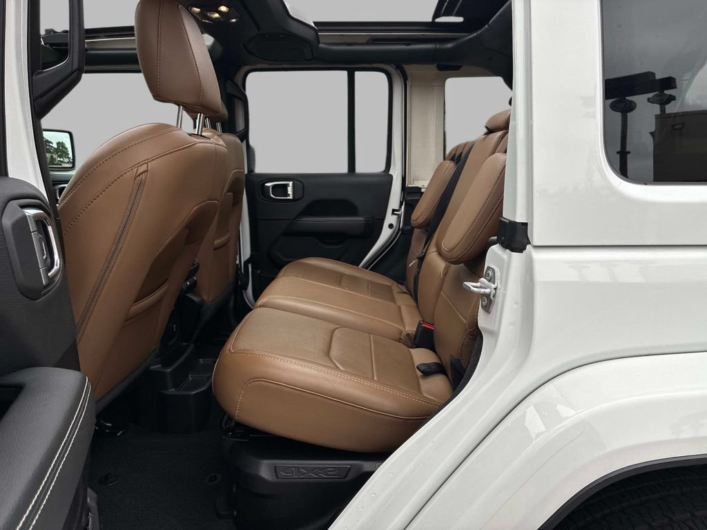 Used 2023 Jeep Wrangler Unlimited Sahara w/ Cold Weather Group AWD/4WD image 17