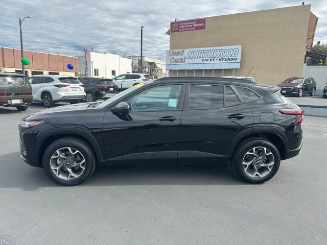 Used 2025 Chevrolet Trax LT image 2