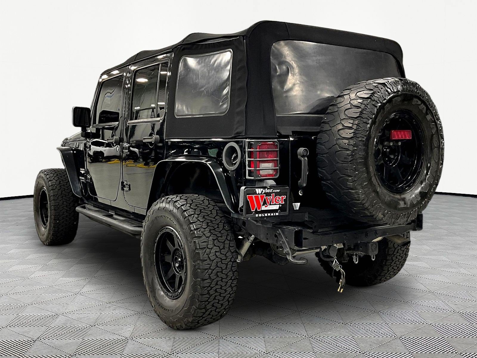 Used 2015 Jeep Wrangler Unlimited Sahara w/ Connectivity Group AWD/4WD image 4