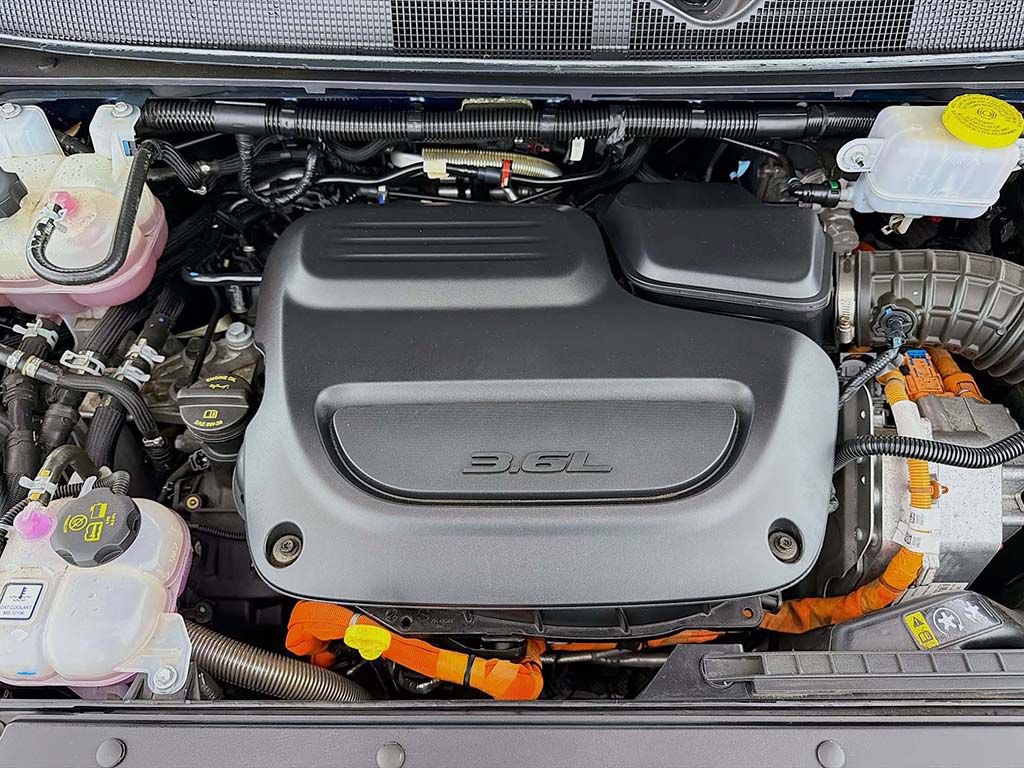 Used 2023 Chrysler Pacifica Limited w/ Uconnect Theater Family Group FWD image 23