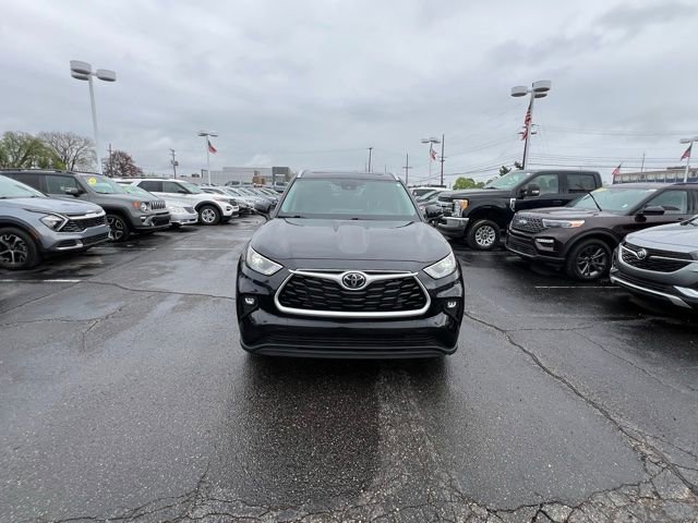Used 2023 Toyota Highlander XLE AWD/4WD image 9